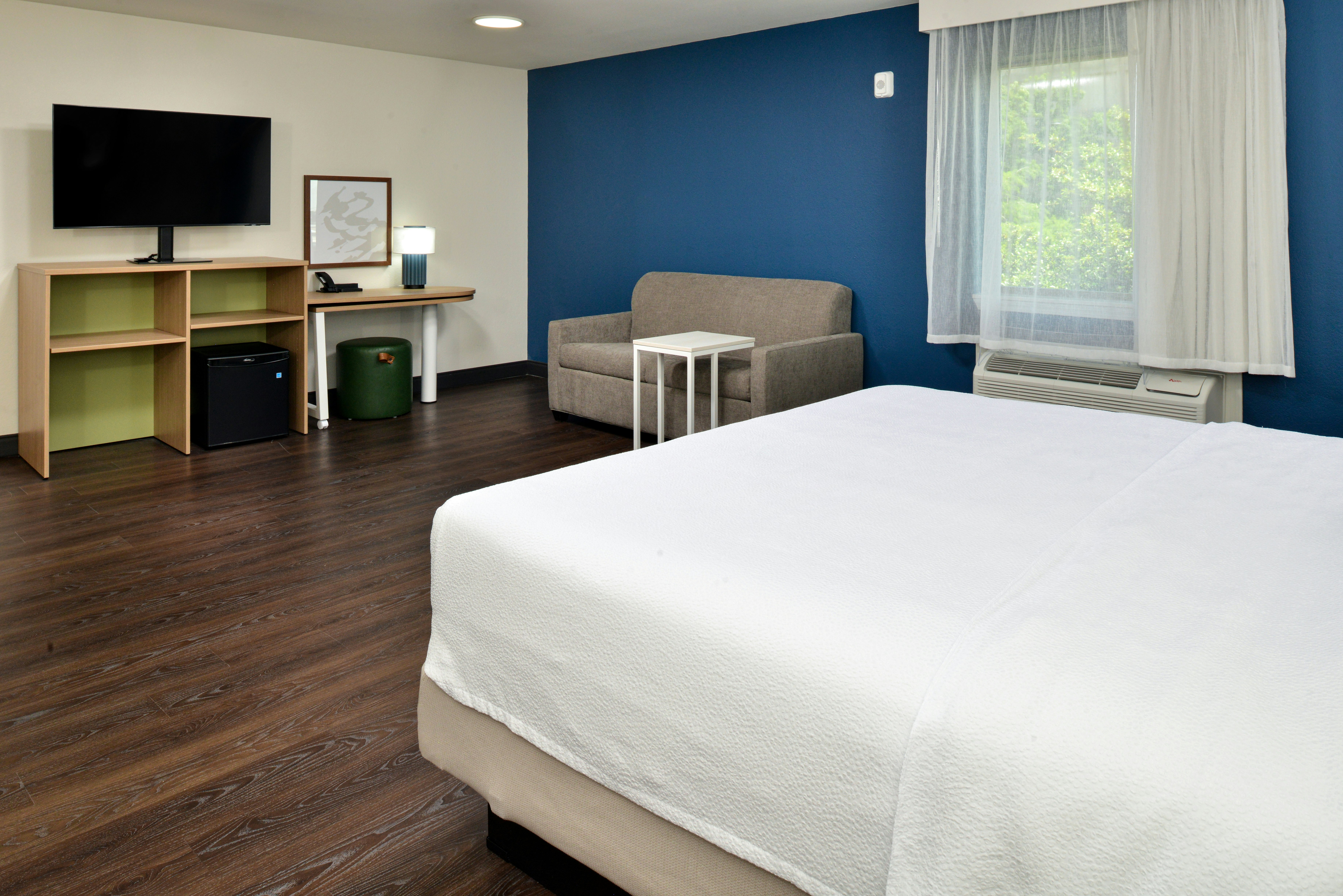 ROOM, KING BED, SOFA