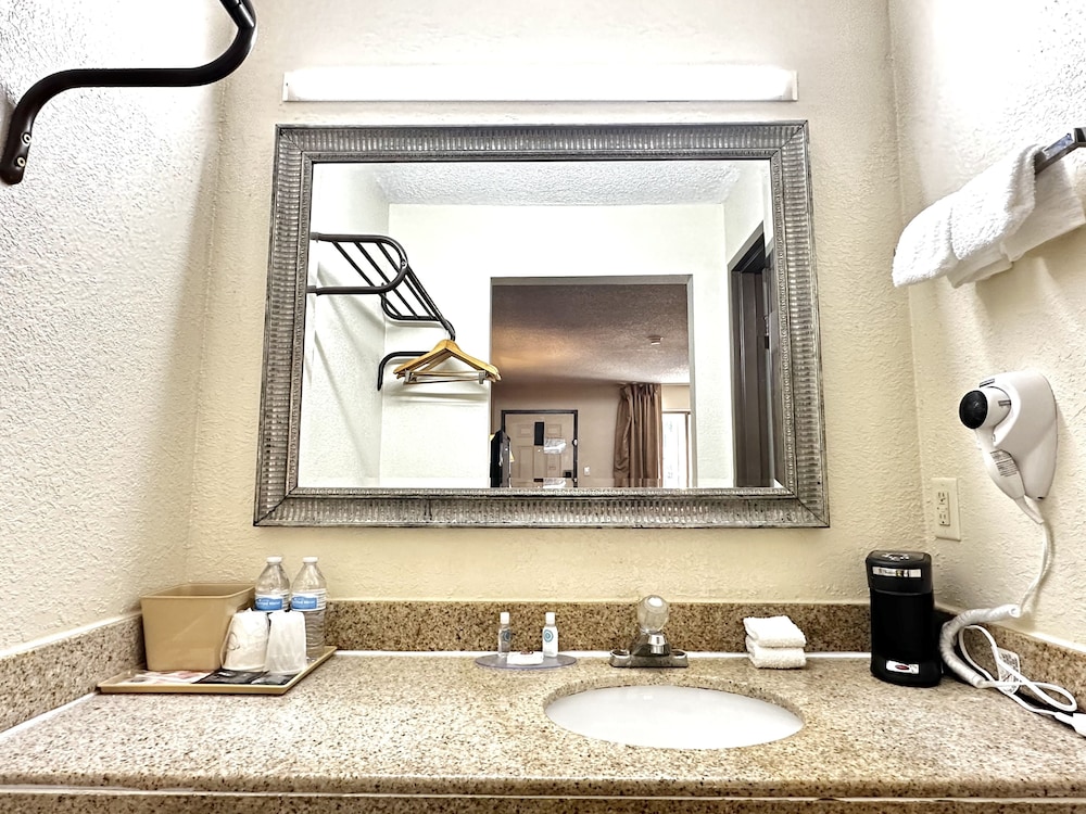 Days Inn & Suites by Wyndham Bossier City 42/50