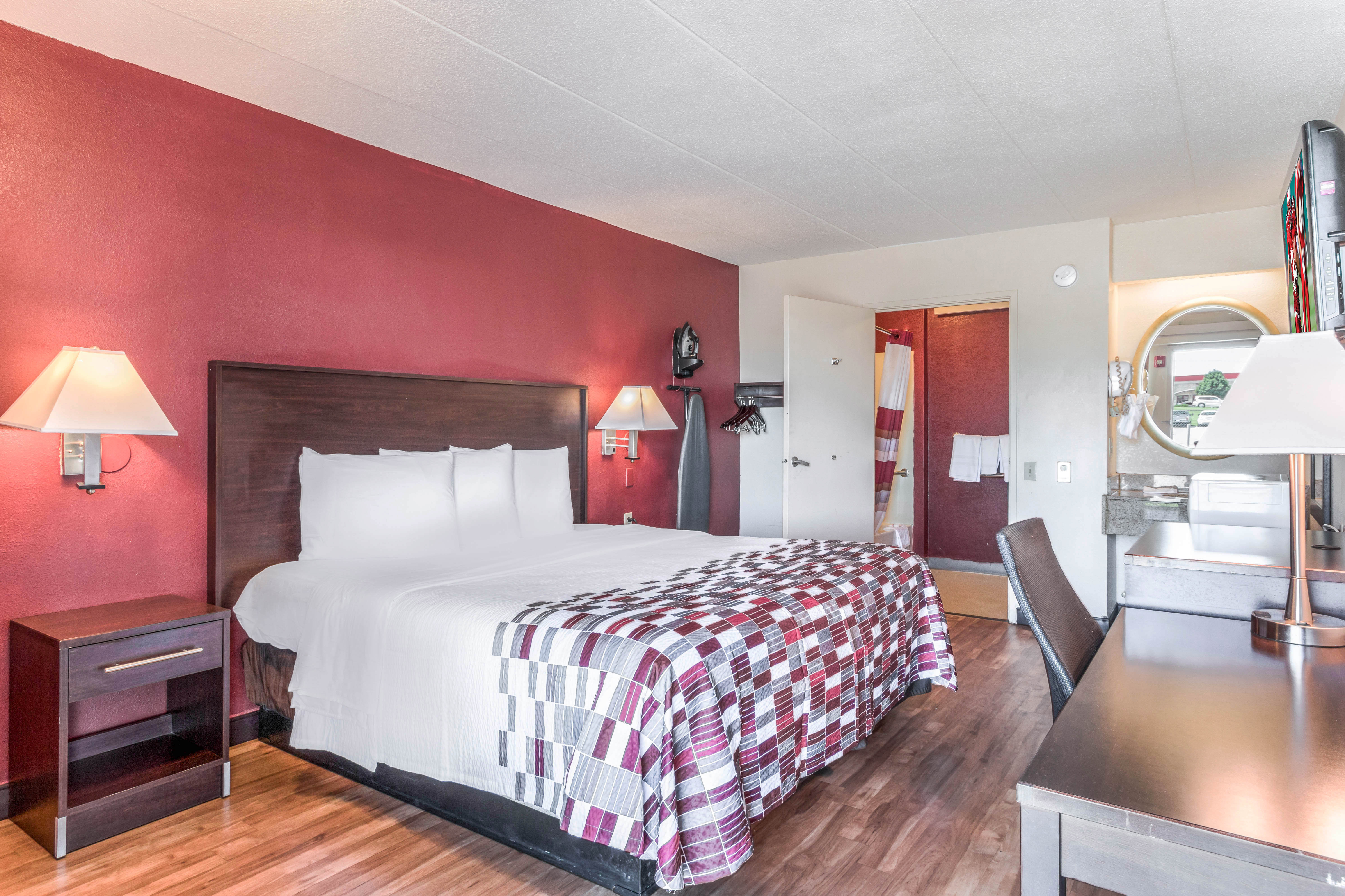 Superior, King Bed, Accessible, Red Roof Inn Columbia Mo 2/4