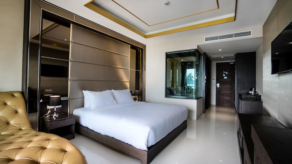 Aqua Resort Phuket 20/70