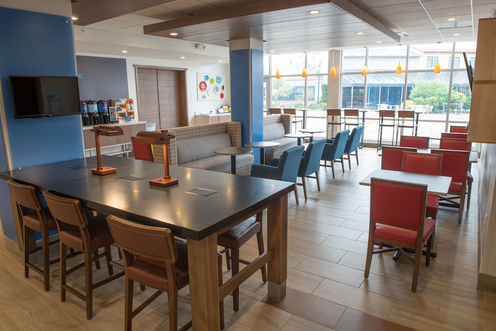 Holiday Inn Express And Suites Warsaw E Center 39/49