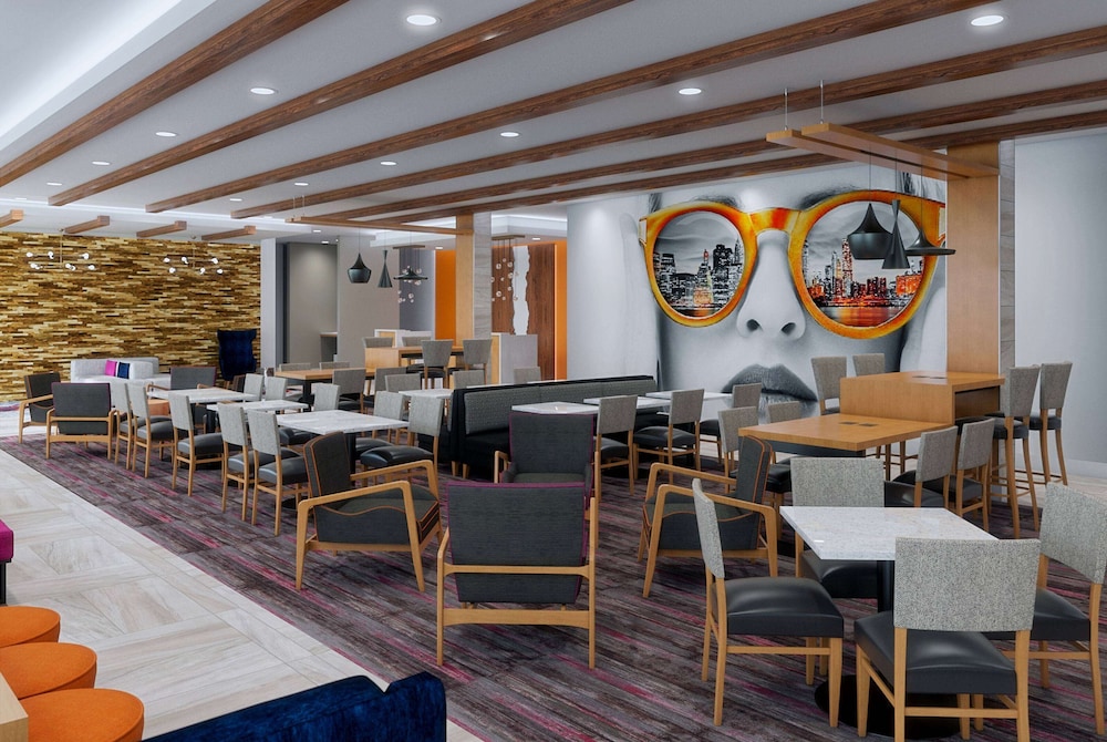 La Quinta Inn & Suites by Wyndham Mount Laurel / Moorestown 45/58