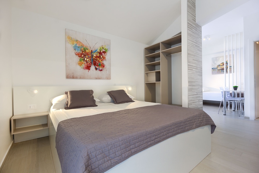 Basic, Studio, 1 Queen and 1 Single Bed, Mountain View