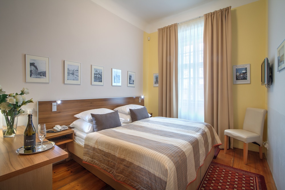 Monastery Hotel 27/89