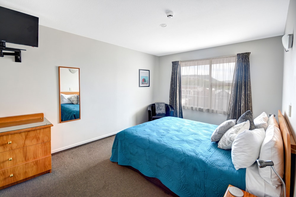 1 BEDROOM, APARTMENT, JETTED TUB