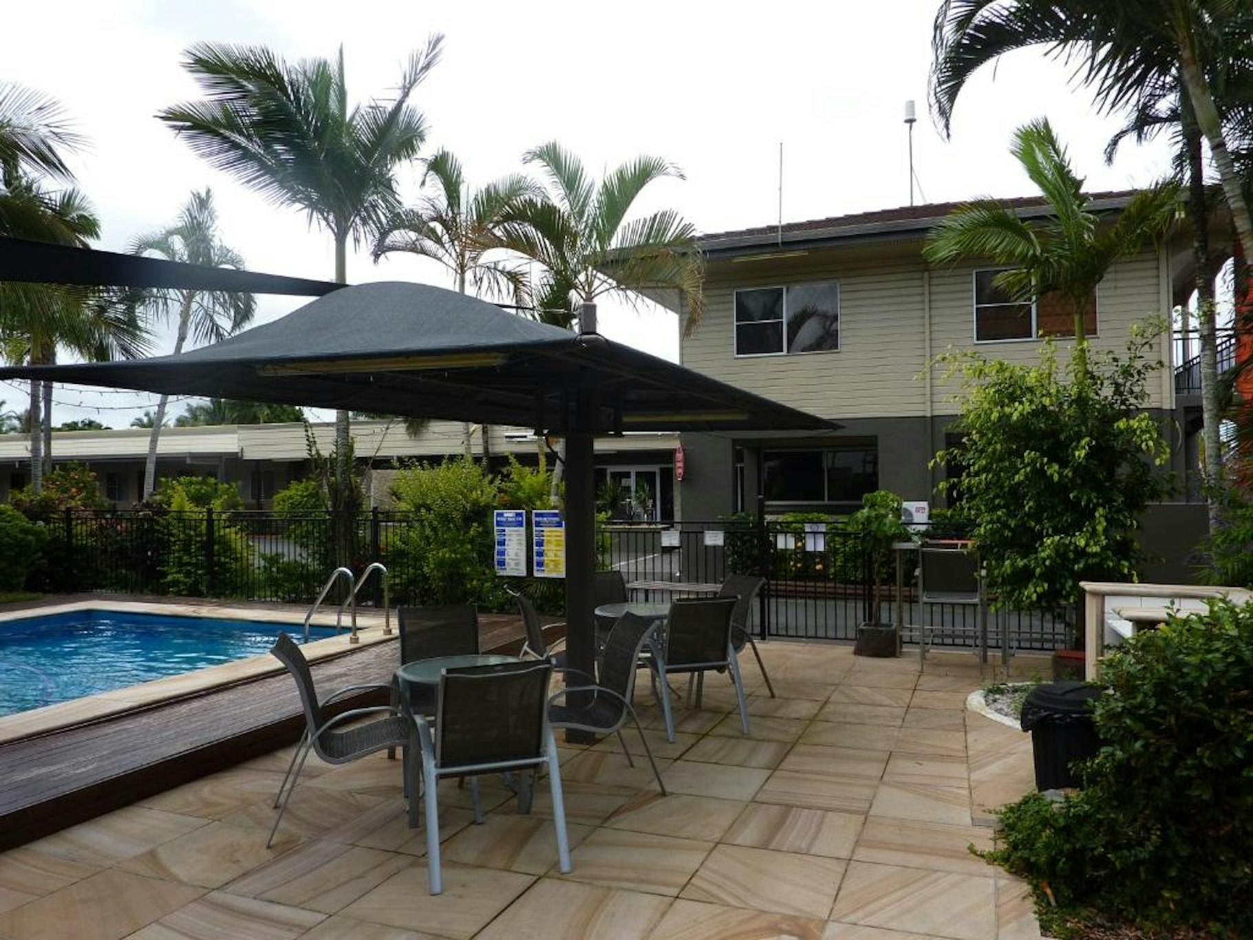 Country Plaza Motor Inn 27/28