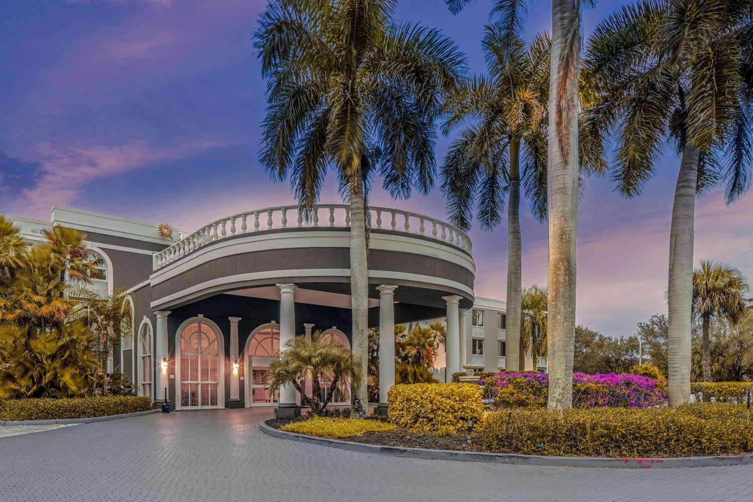 La Quinta Inn Suites By Wyndham Naples Downtown 43/48
