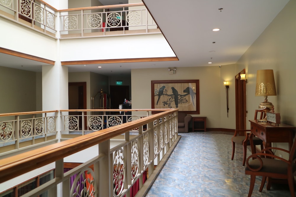 Paragon Hotel And Suites 12/50