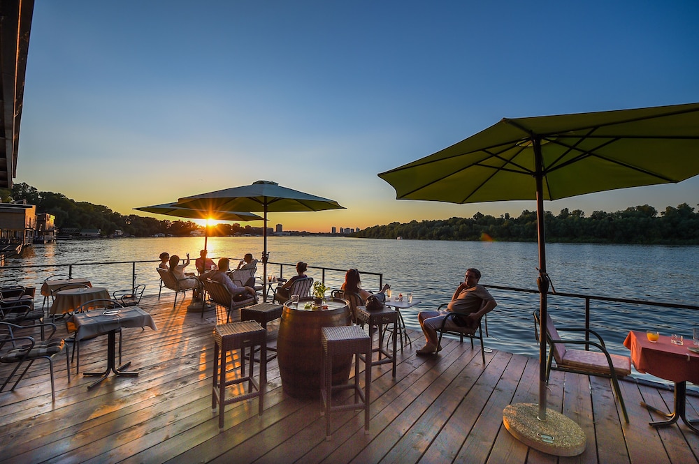 San Art Floating Hostel&Apartments 23/28