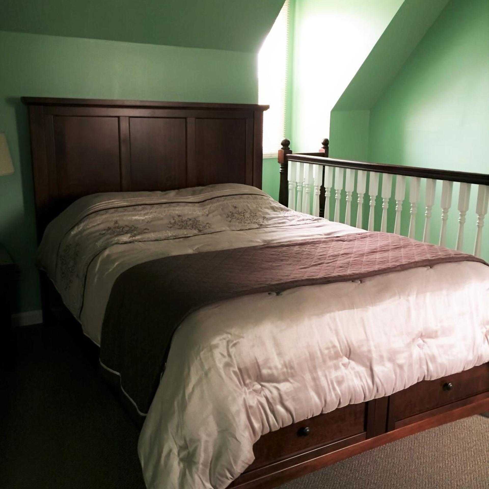 Town House, Queen Bed