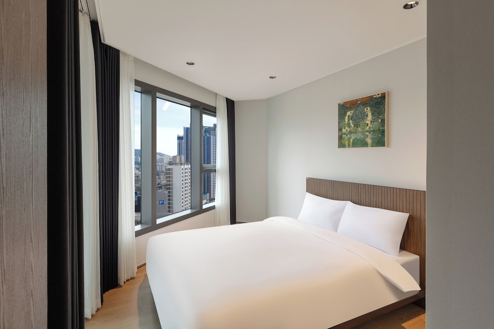 ROYAL, SUITE, CITY VIEW