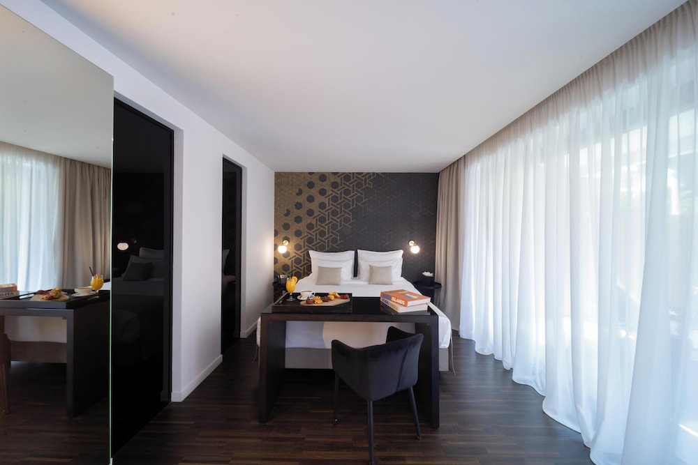 جناح سيغنتشر بسرير كينج بمسبح خاص، AZUR HOTEL 2/3