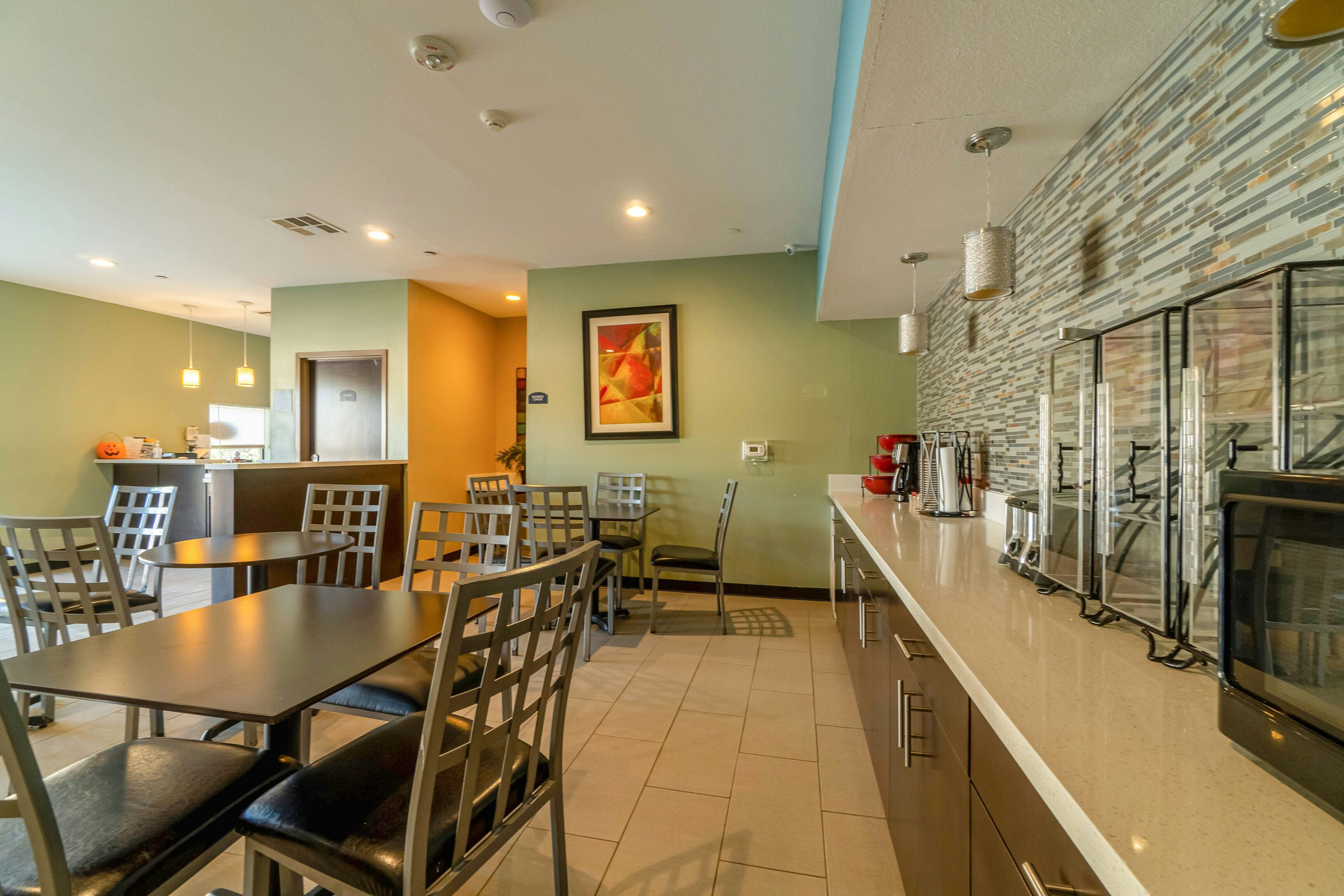 Moulton Inn & Suites By OYO Near Shiner TX 16/29