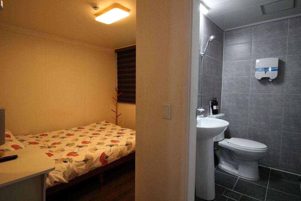 Bunk Guest House - Hostel 23/72