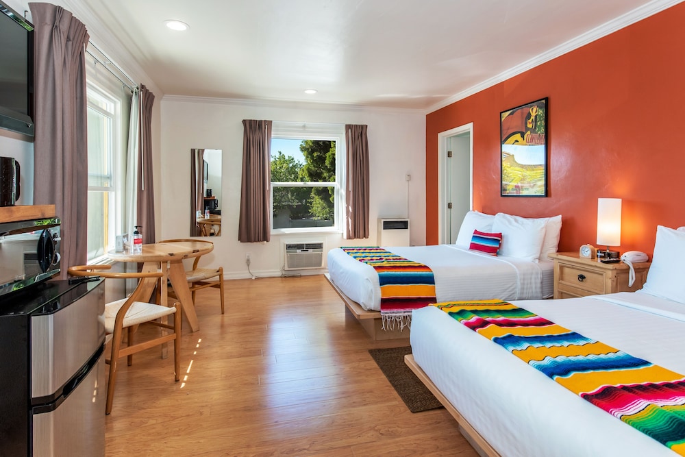 STANDARD, 2 DOUBLE BEDS