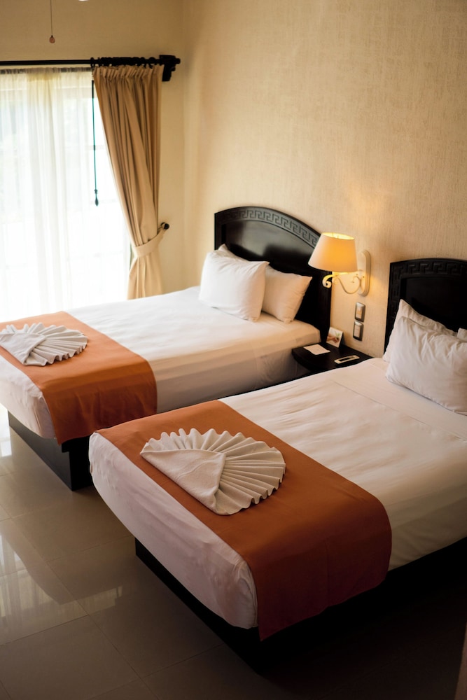 STANDARD, 2 DOUBLE BEDS