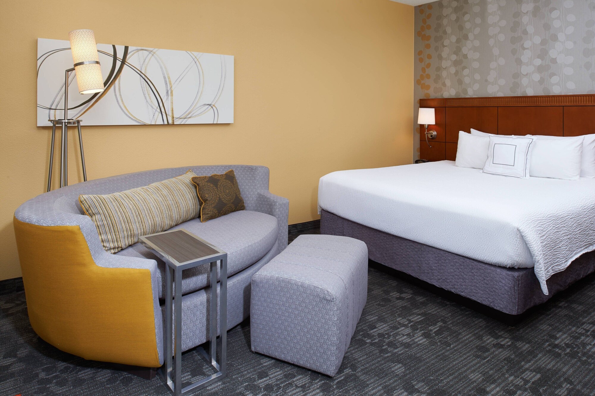 غرفة ديلوكس بسرير كينج مع أريكة، Courtyard by Marriott Kansas City Overland Park/Metcalf, South of College Boulevard 2/3