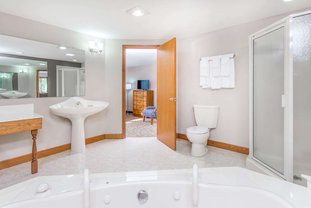 Baymont Inn and Suites by Wyndham Platteville 11/13