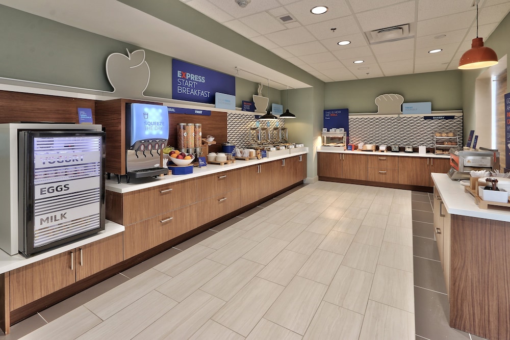 Holiday Inn Express & Suites Albuquerque East 10/34