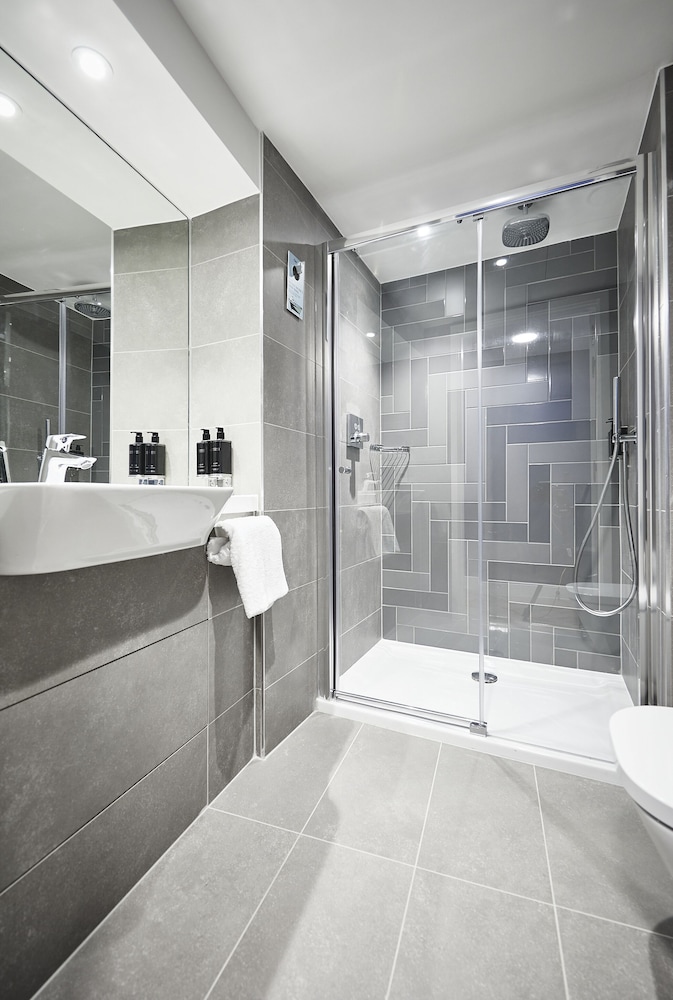 Loft, Suite, King Bed, with View، Roomzzz York City 2/2