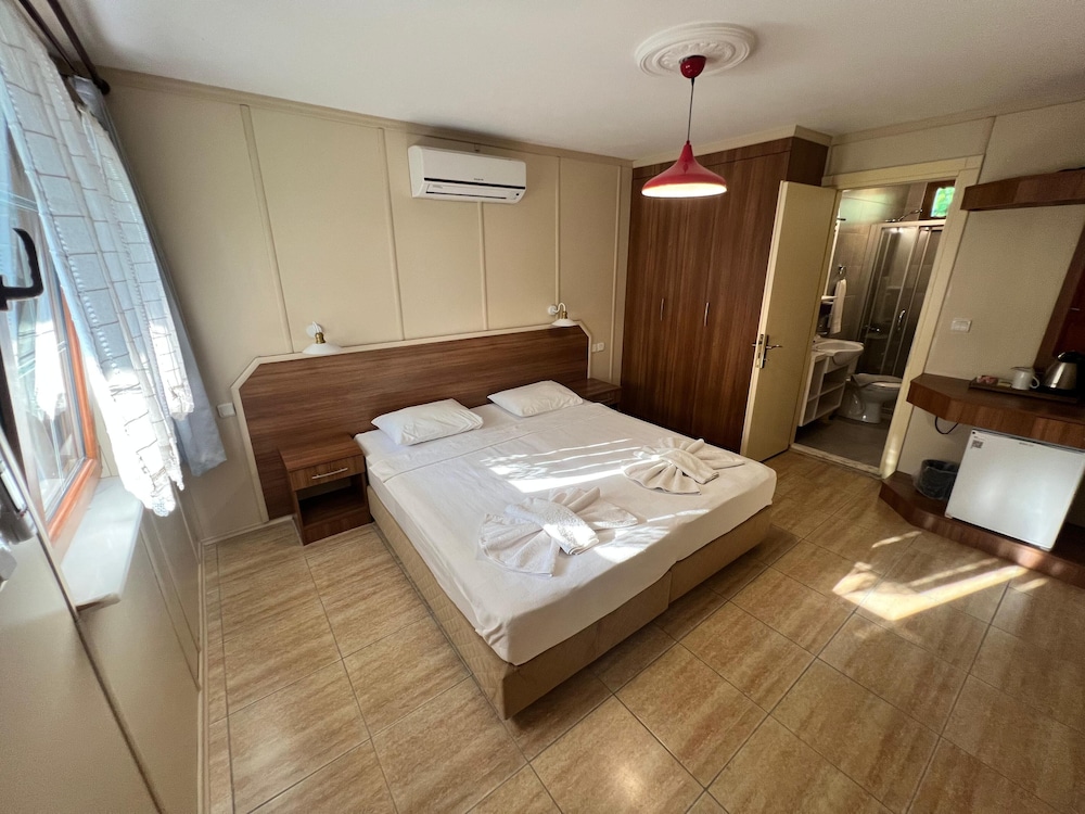 STANDARD, DOUBLE OR TWIN BED, GARDEN VIEW