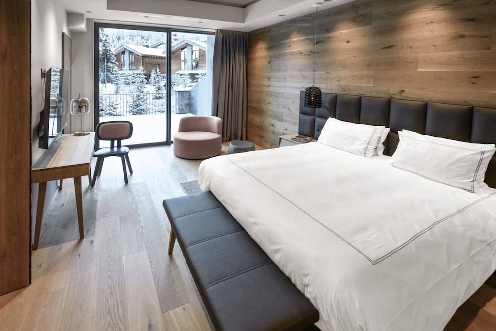 Grand, Swiss, King Bed, Sofa
