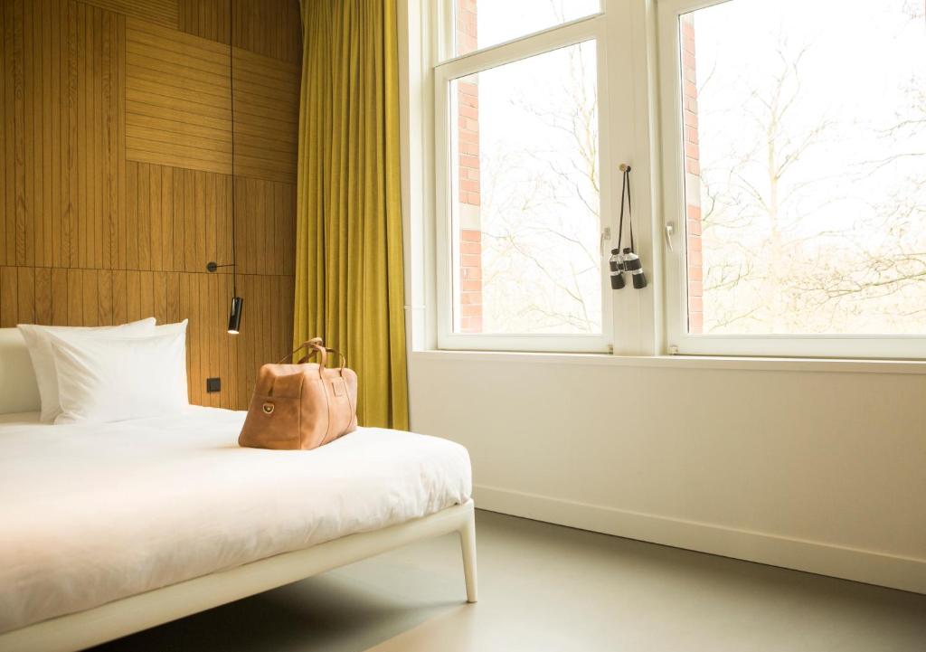 ROOM, KING BED