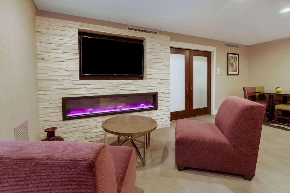 La Quinta Inn & Suites by Wyndham Detroit Utica 38/49
