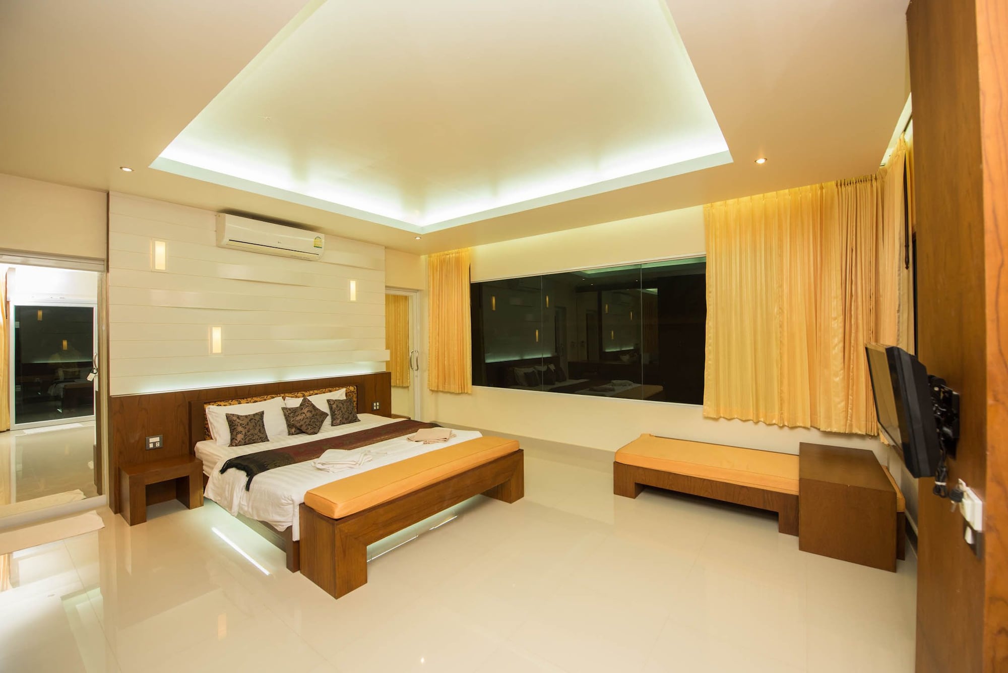 Grand, King Bed, Garden View