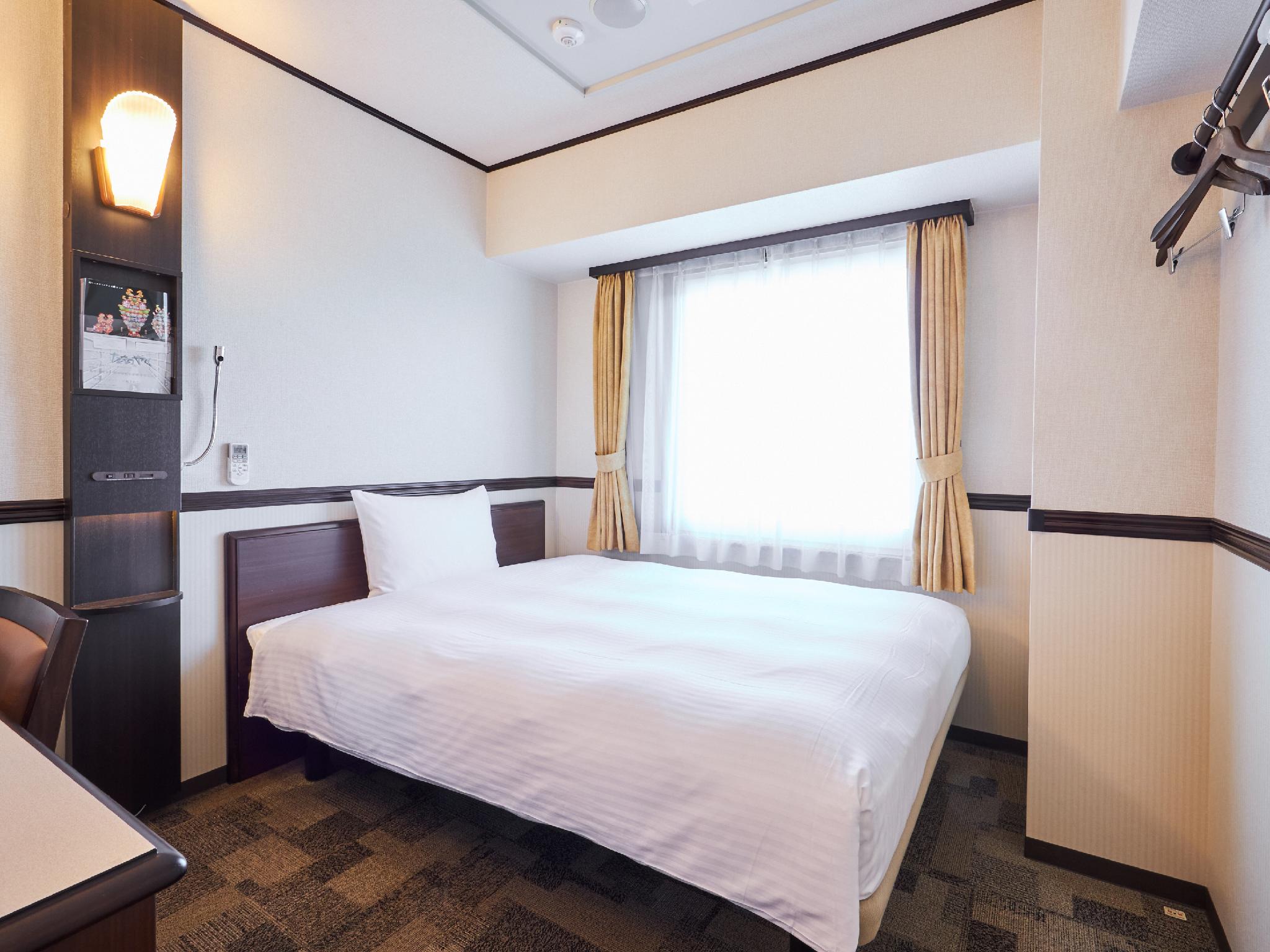 ROOM, SINGLE