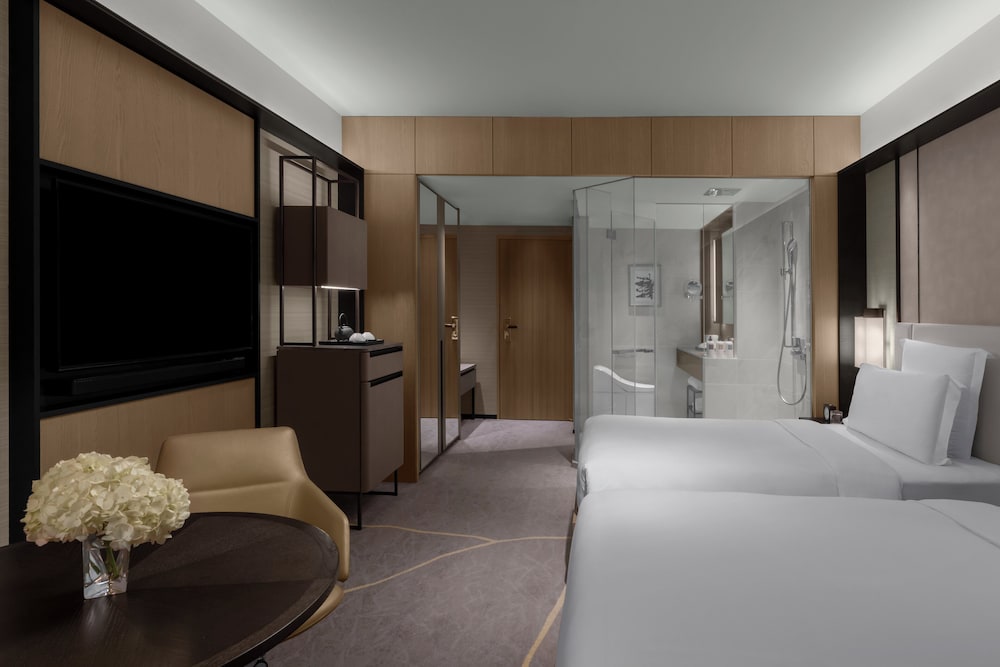 غرفة بريميوم بسريرين منفصلين مع دخول صالة النادي، Ana Intercontinental Tokyo 3/6
