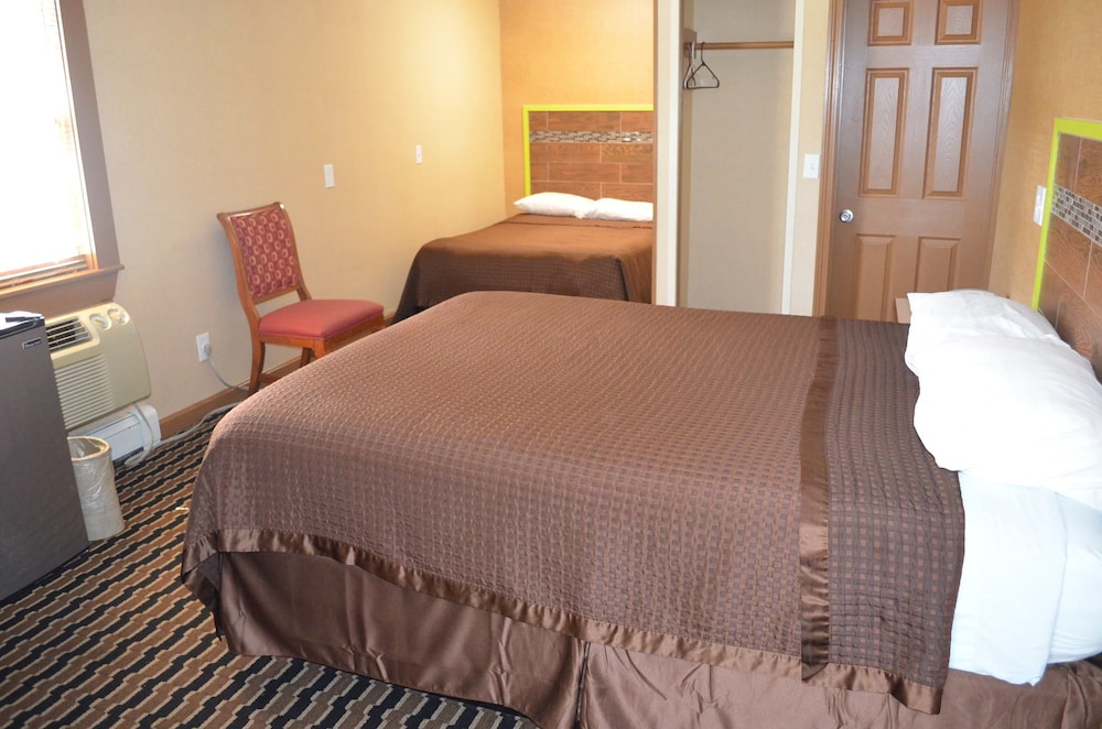 غرفة بسريرين مزدوجين وسرير كوين وسرير مزدوج، Carleton Circle Motel Falmouth 2/2