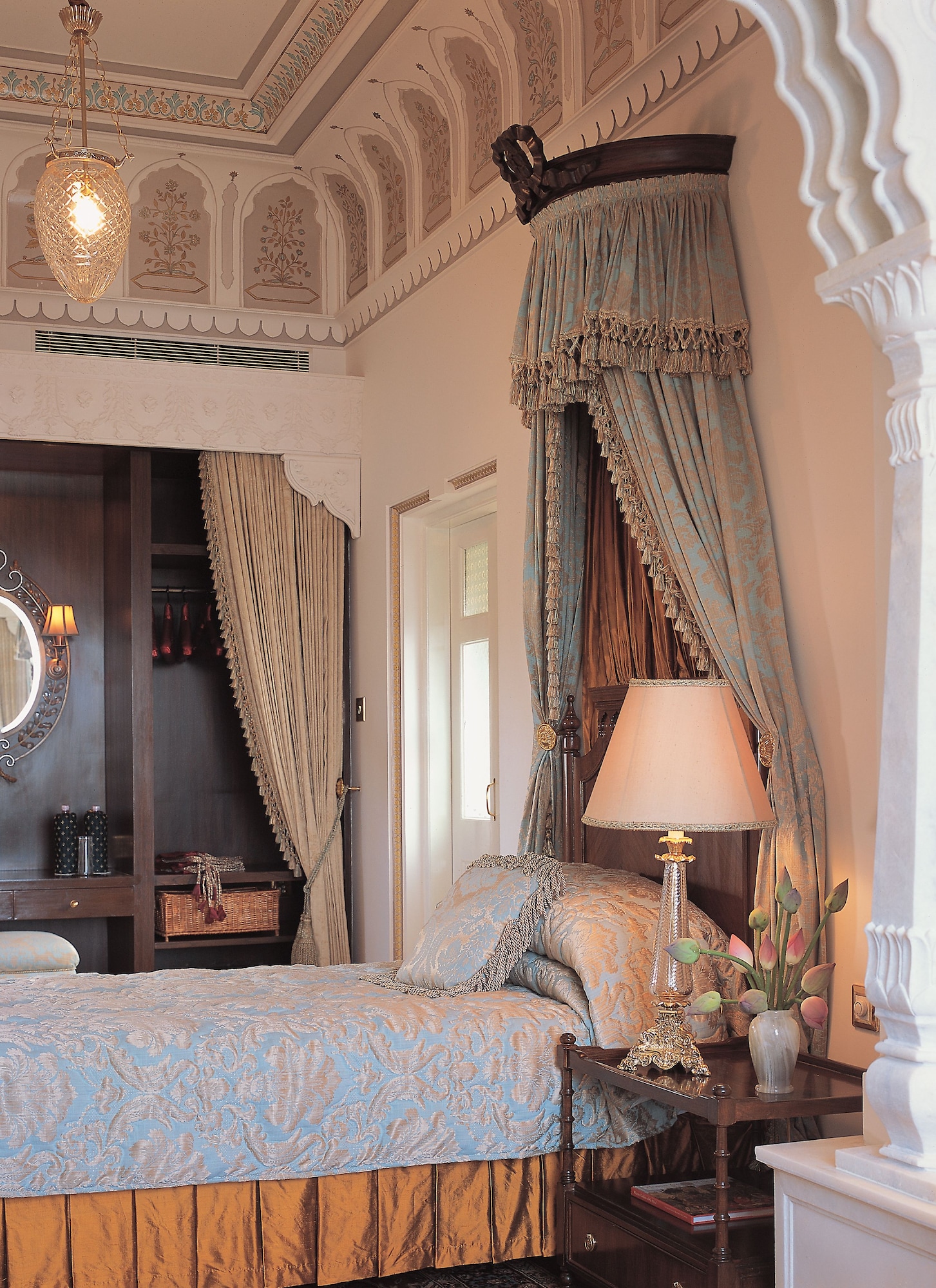 ROYAL SUITE 1 BEDROOM LAKE VIEW