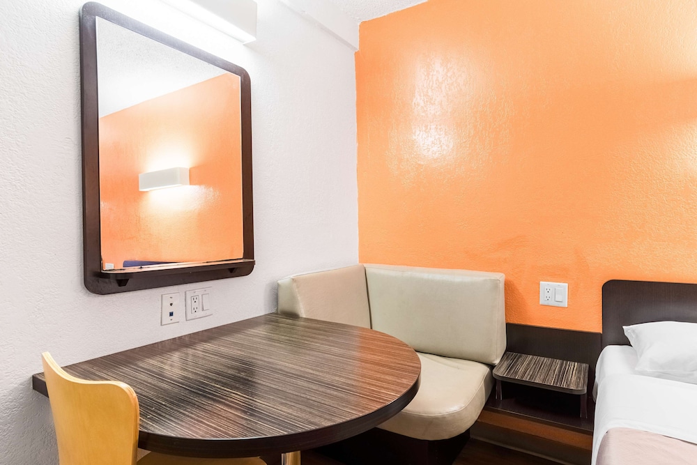 Motel6 Long Beach, CA - International City 30/38