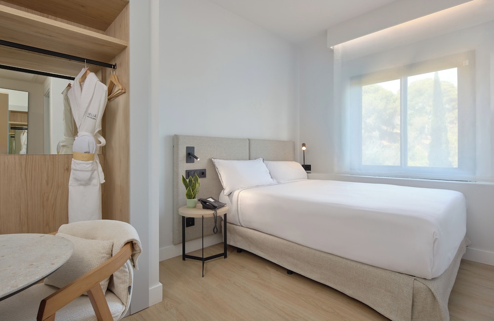 Melia, Single, Queen Bed