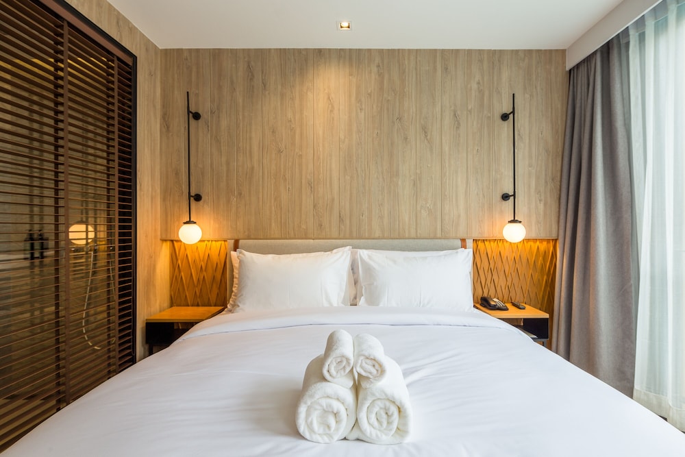 Superior, King Bed, Pool View