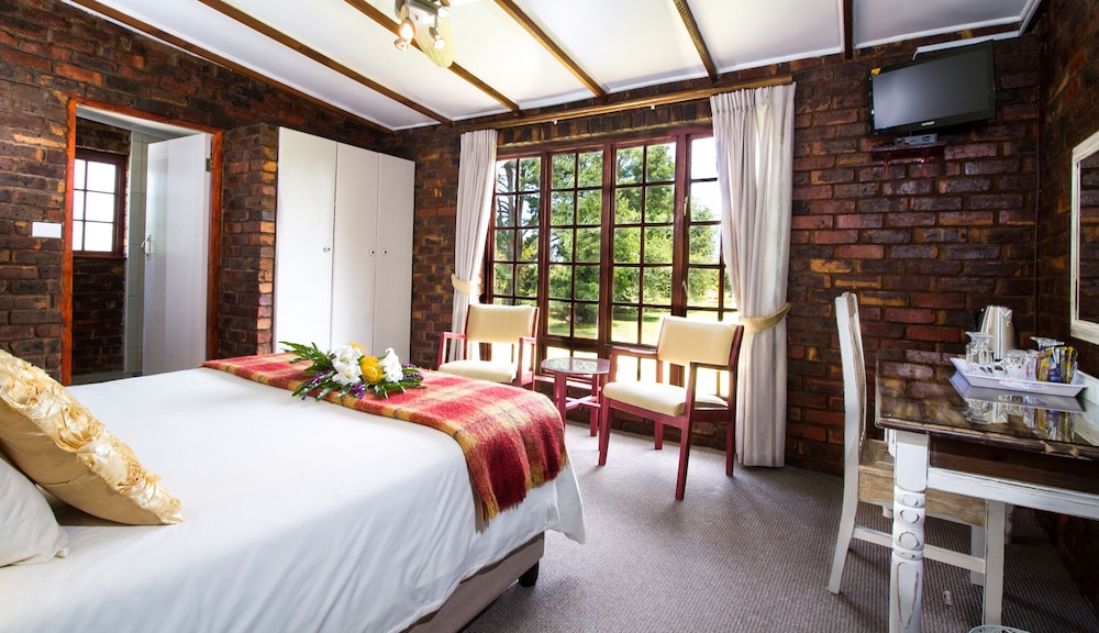 غرفة بسرير كوين