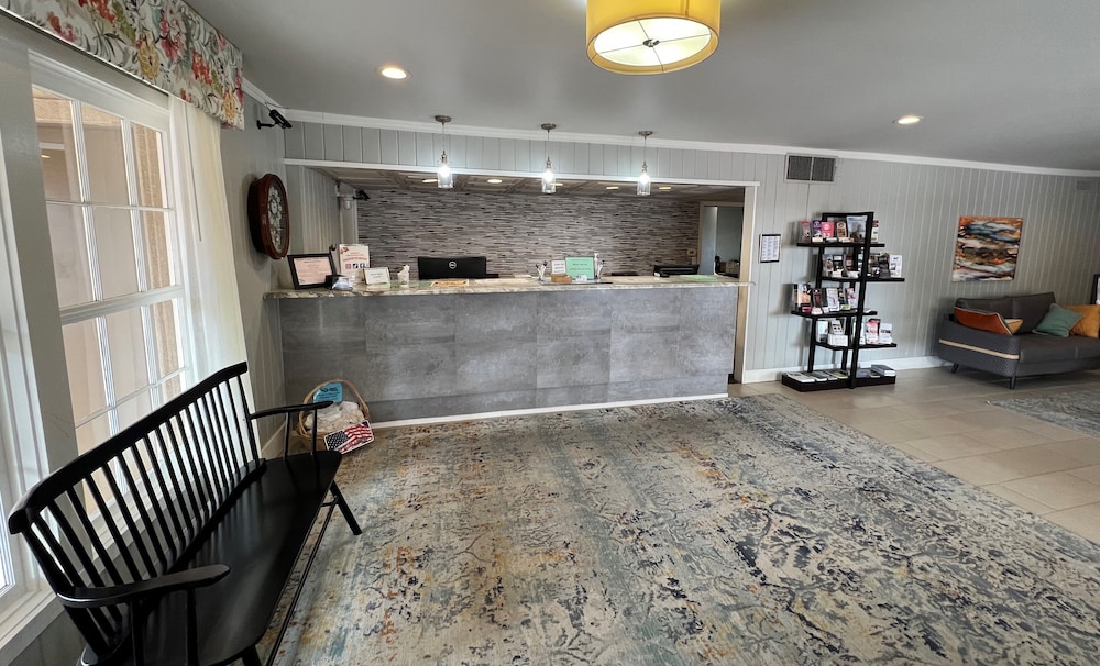 Sunday House Inn and Suites 6/23