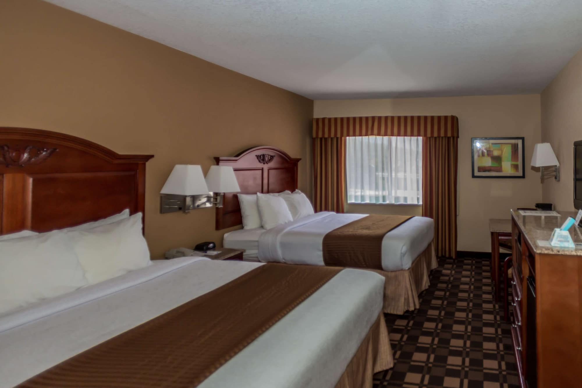 Standard, 2 Queen Beds, Mountain Side, Pet Friendly