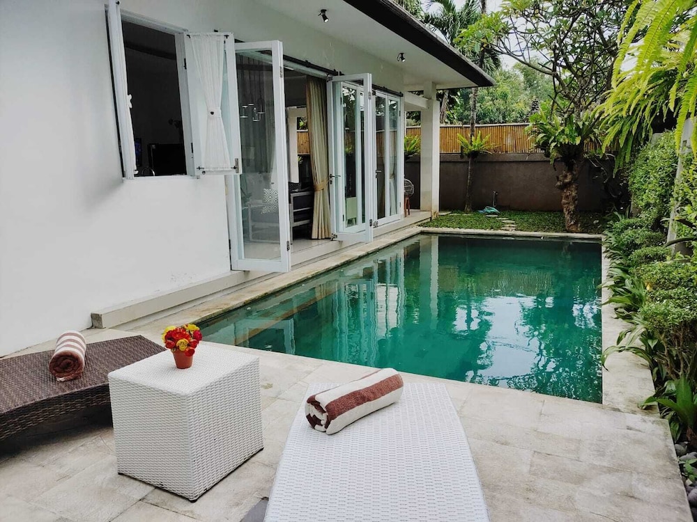 Villa Putih Berawa 25/50