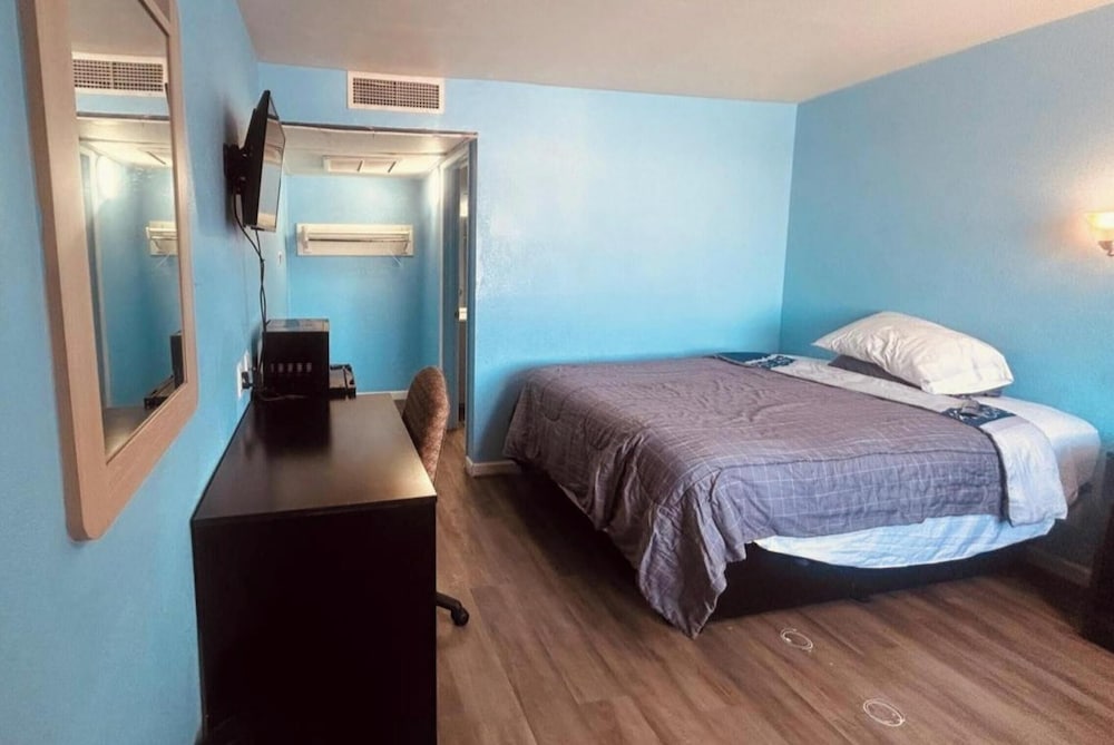 ROOM, QUEEN BED