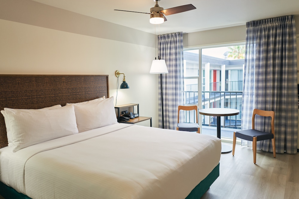 DELUXE, KING BED, POOL ACCESS