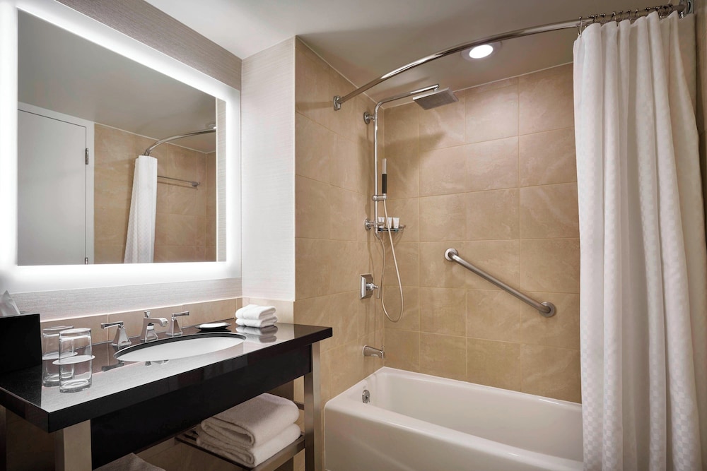 استوديو ديلوكس بسرير كينج بغرفة نوم واحدة، The Westin Alexandria Old Town 4/4
