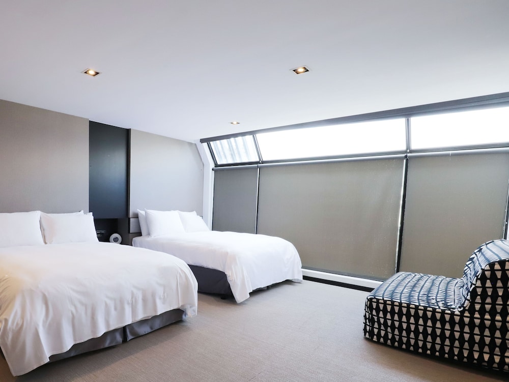 Slow Town Hotel 26/67