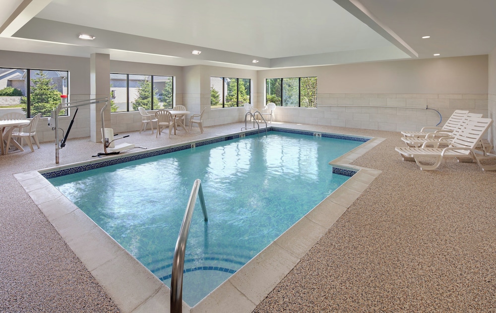 Holiday Inn Express Hotel And Suites Bradley Airport 34/74