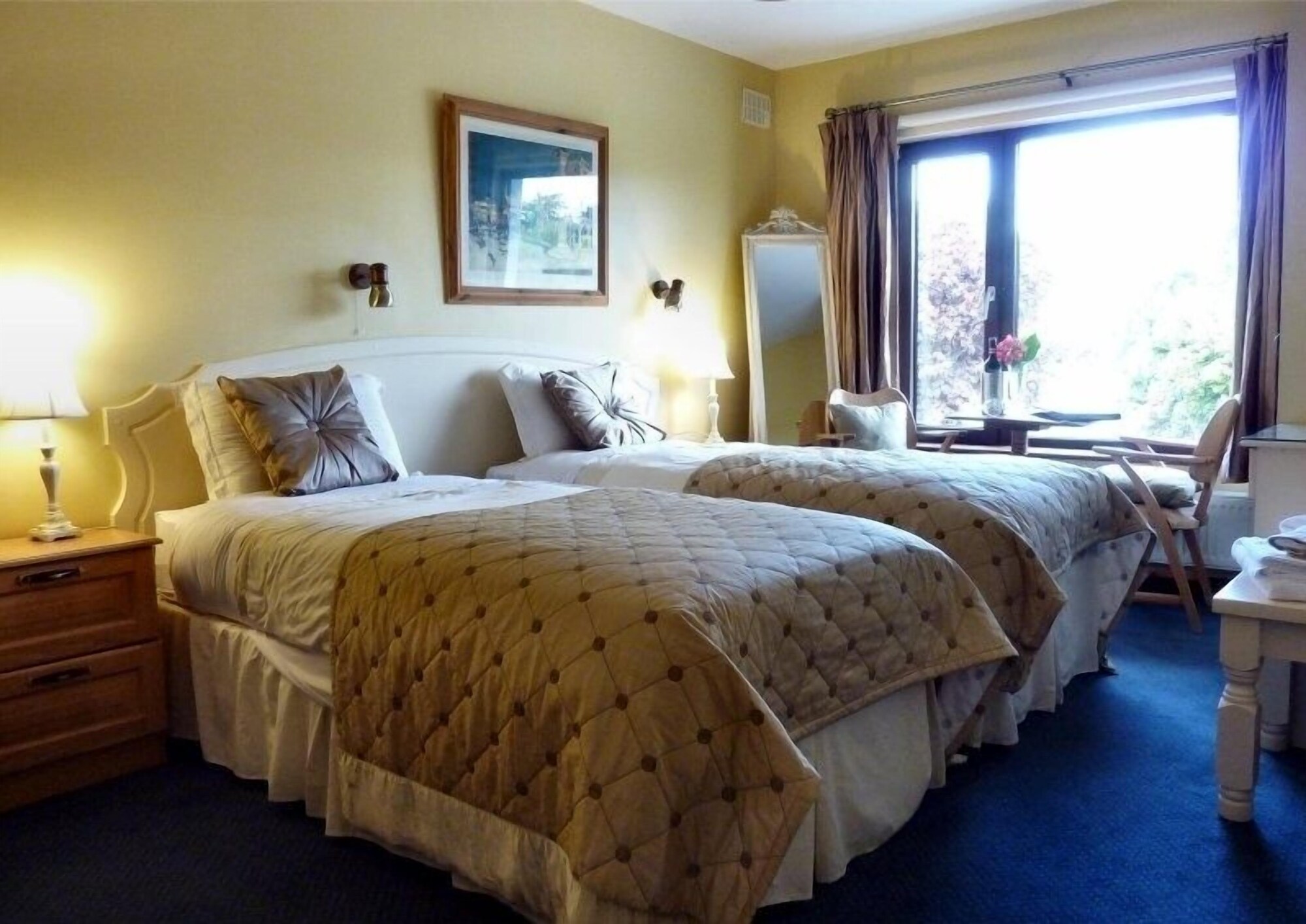 ROOM, TWIN BEDS