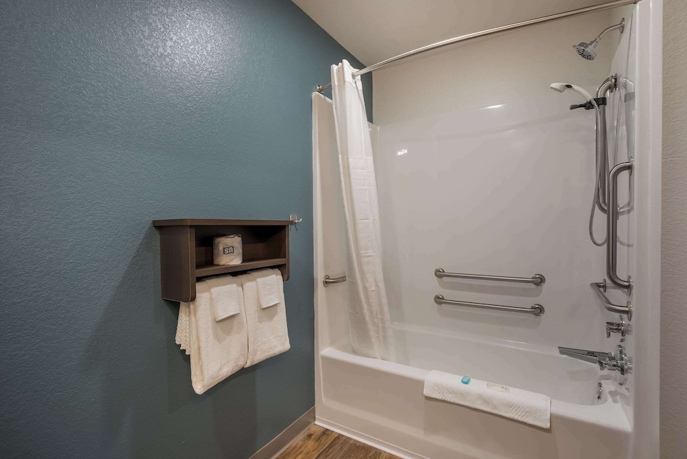 Woodspring Suites Milwaukee - Menomonee Falls 25/27