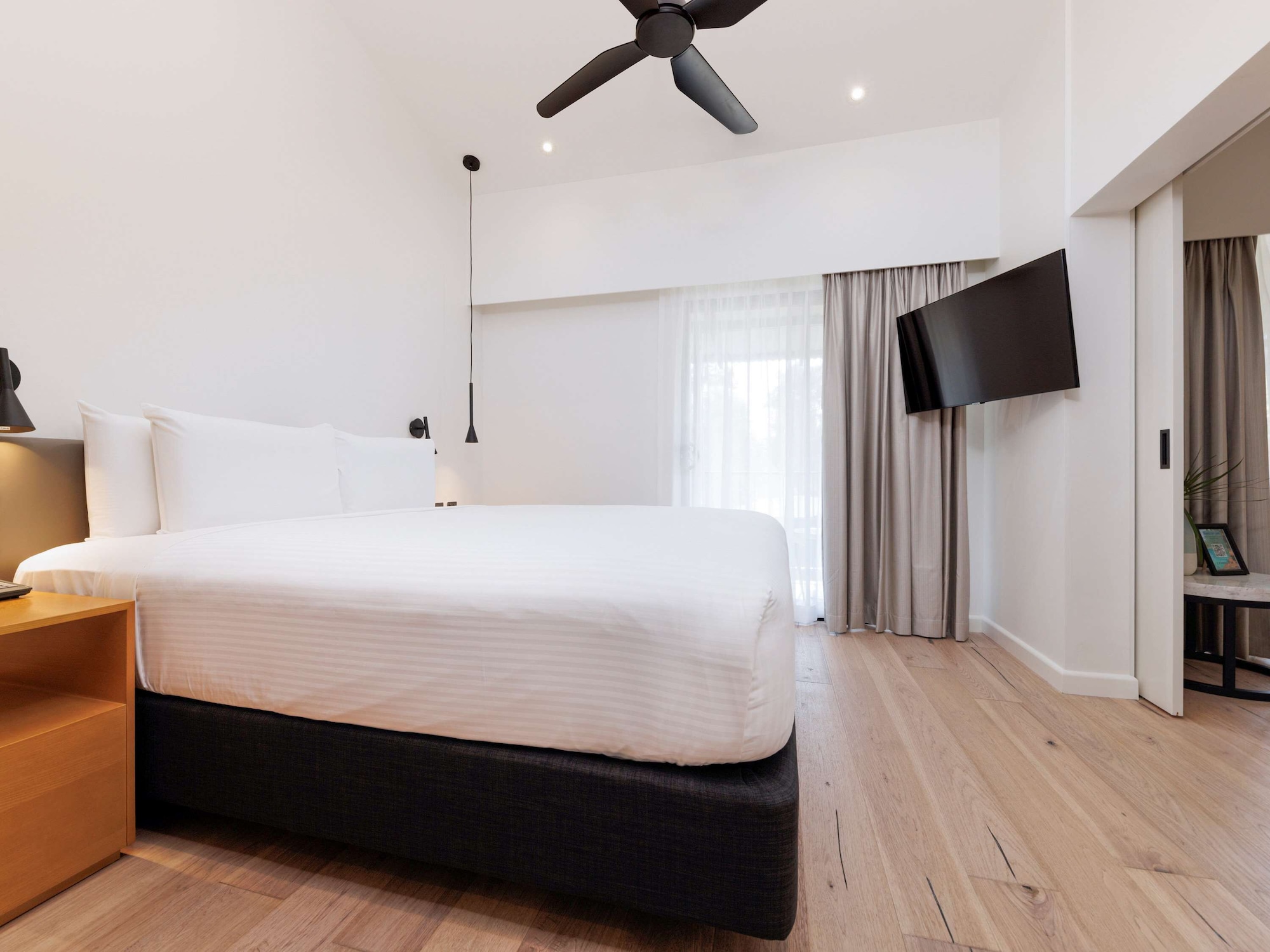 DELUXE, SUITE, KING BED