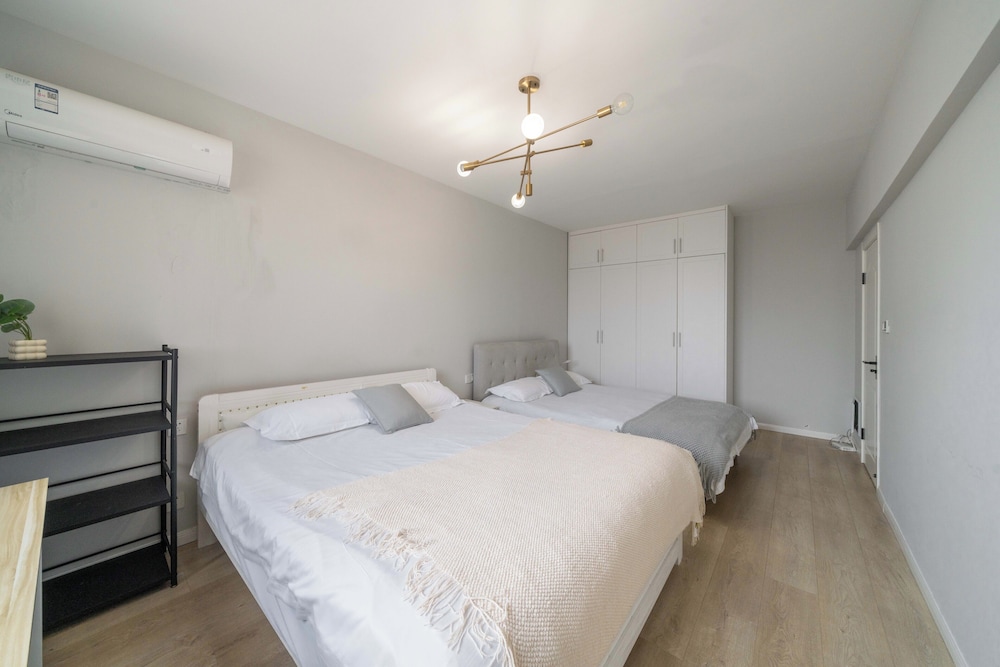 3 Bedrooms, Comfort, Apartment, 1 Double and 3 Queen Beds, Bathtub، Book and Bed-People's Square 7/10