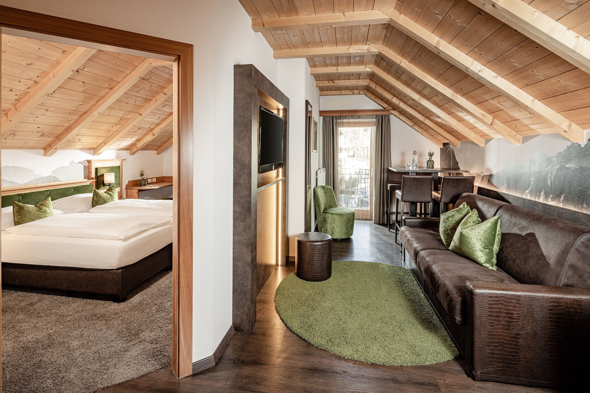 SUITE, QUEEN BED, SOFA